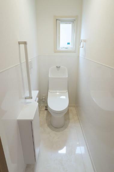 トイレ 〈O棟　トイレ〉節水＆お手入れ楽ラクのTOTOウォシュレット。 腰壁には水や汚れに強い抗菌性能を持った壁材を使用しているので、跳び跳ね汚れのお手入れもしやすくなります。