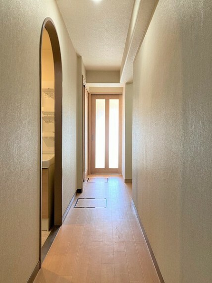 玄関 まっすぐ伸びた廊下は家事動線もすっきり