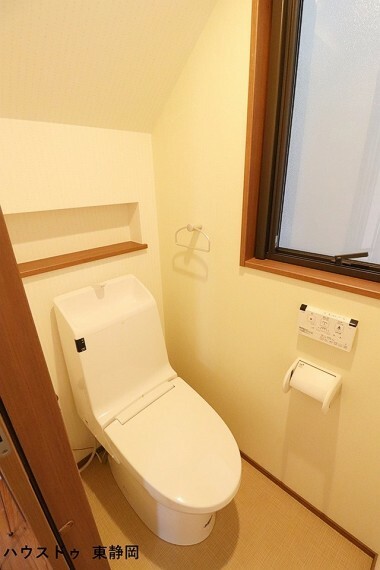 トイレ 1階トイレ。トイレットペーパーのストックに便利な収納棚付きです。洗浄機能付きで快適にお過ごしいただけます　