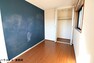 子供部屋 5.5帖洋室。一面の壁を大きな黒板に　お絵描きを楽しんだり勉強をしたりと、自由な発想で想像力を育んでいただけます　