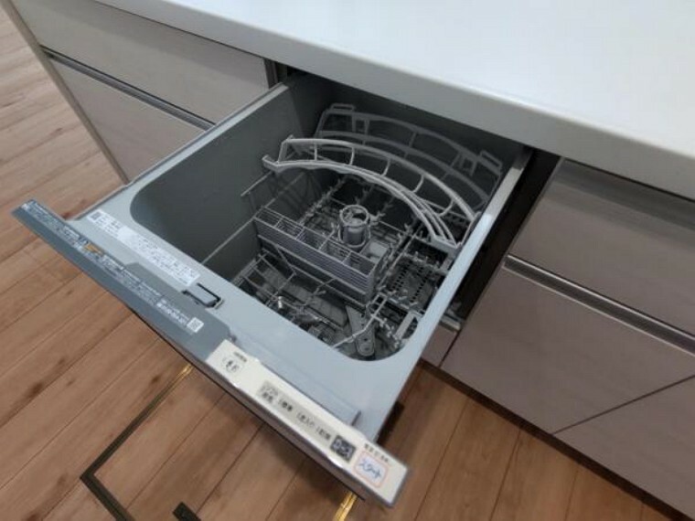 キッチン 【リフォーム済】食洗器の写真です。ビルトインタイプの食洗機を設置しました。洗い物が面倒だと感じる方も楽しく家事ができ、新生活が楽しくなりますね。