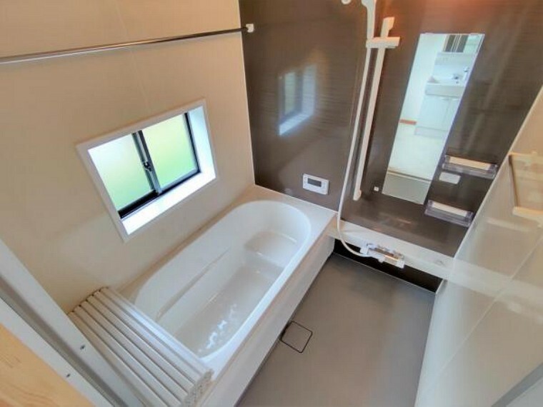 浴室 （リフォーム済）浴室はハウステック製の新品のユニットバスに交換しました。足を伸ばせる1坪サイズの広々とした浴槽で、1日の疲れをゆっくり癒すことができますよ。