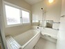 浴室 【リフォーム済】浴室はハウステック製の新品のユニットバスに交換しました。浴槽には滑り止めの凹凸があり、床は濡れた状態でも滑りにくい加工がされている安心設計です。追い焚き機能付きで快適ですよ。