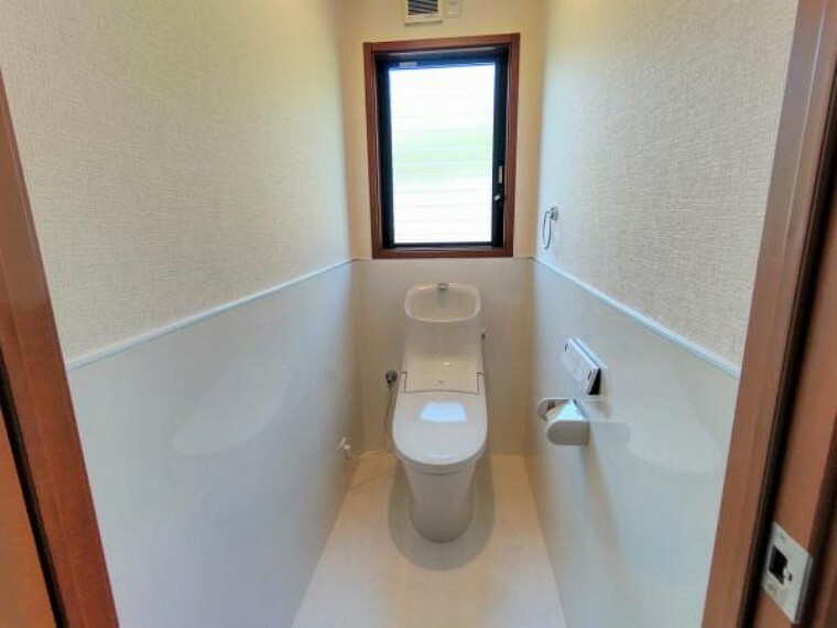 トイレ 【リフォーム済】新たに設置したLIXIL製温水洗浄便座付のトイレです。直接お肌に触れる部分なので、新品だと嬉しいですね。便座は温度調整ができるので、寒い冬場でも安心して利用できます。
