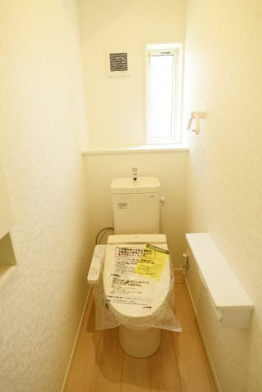トイレ 温水洗浄便座仕様。小窓があり明るく通気性のあるトイレ。