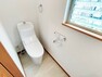 トイレ 【リフォーム済】トイレ　トイレ交換、壁・天井クロス張替、床クッションフロア張替。毎日家族が使う場所なので、清潔感のある空間に仕上げました。