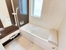 浴室 【リフォーム済】浴室　1坪タイプのハウステック製ユニットバスに新品交換しました。床は足裏に密着する微細な凹凸になっているので、すべりにくく安全です。