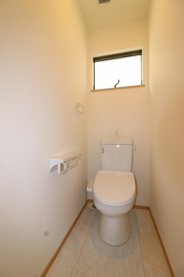 トイレ 【同社施工例】2か所あるトイレは　暖房洗浄便座になっています！