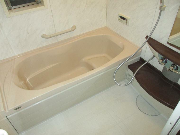 浴室 1坪バス ゆったりと入浴ができ、日々の疲れを癒すことができます