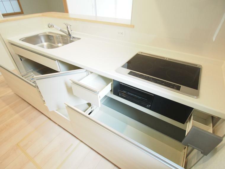 キッチン システムキッチンには、掃除がしやすいというメリットがあります。 お手入れや掃除が楽になることで、揚げ物や炒め物のようにキッチンが汚れやすい料理も作りやすくなりますよ。