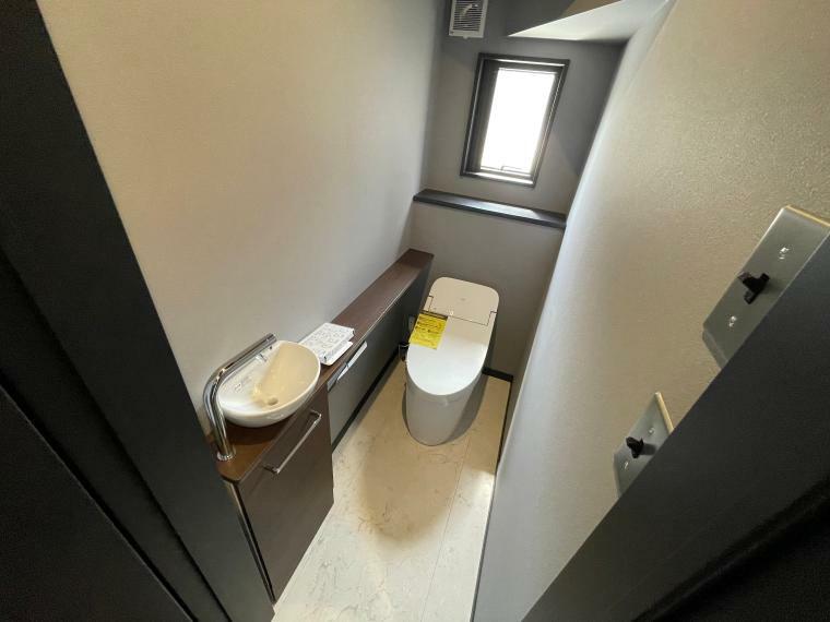 トイレ 1階トイレは手洗い付きのタンクレストイレです。