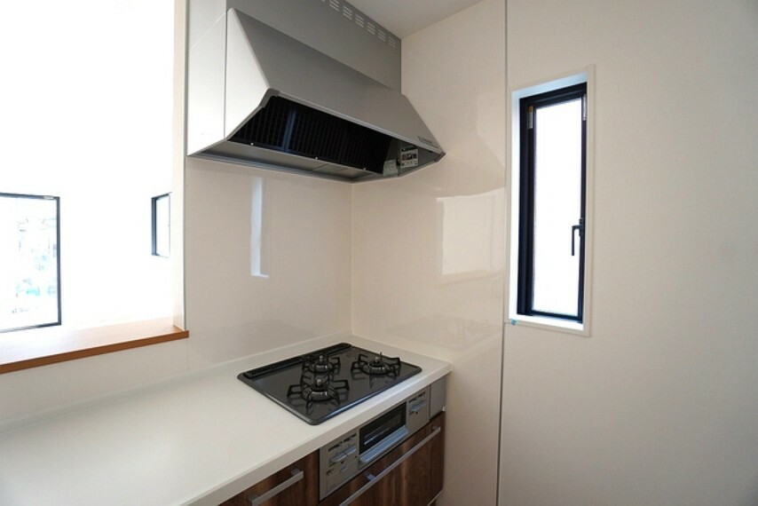 キッチン コンロ上には換気扇完備＾＾すぐ横に小窓が設けられているので、換気扇と合わせてWで換気できます＾＾