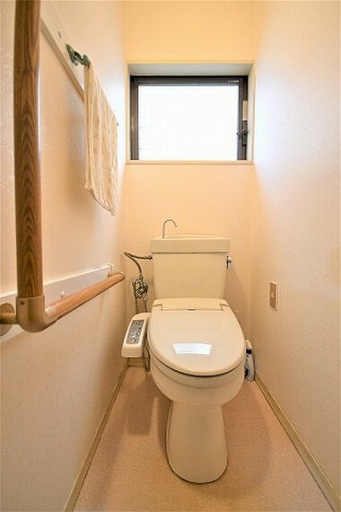 トイレ 【1階トイレ】清潔感のあるトイレです。ウォシュレット付き