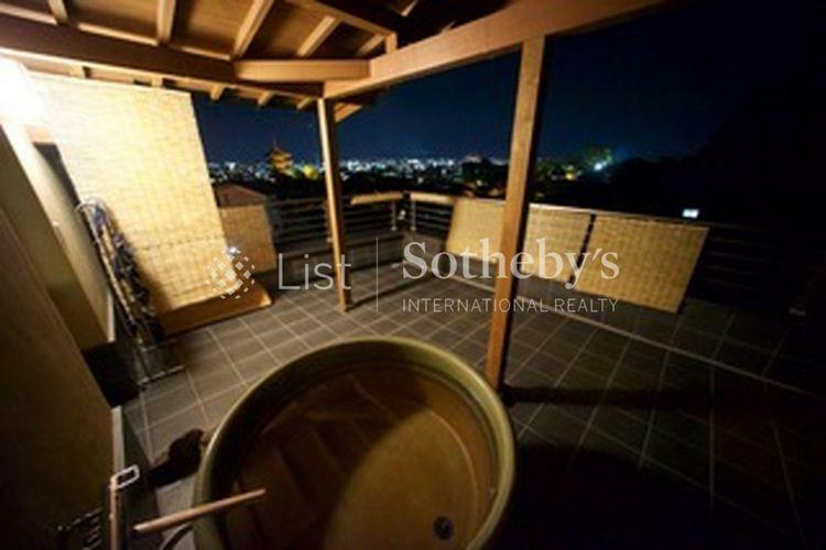 バルコニー 屋上には露天風呂があり、美しい京都の景観がお楽しみいただけます。