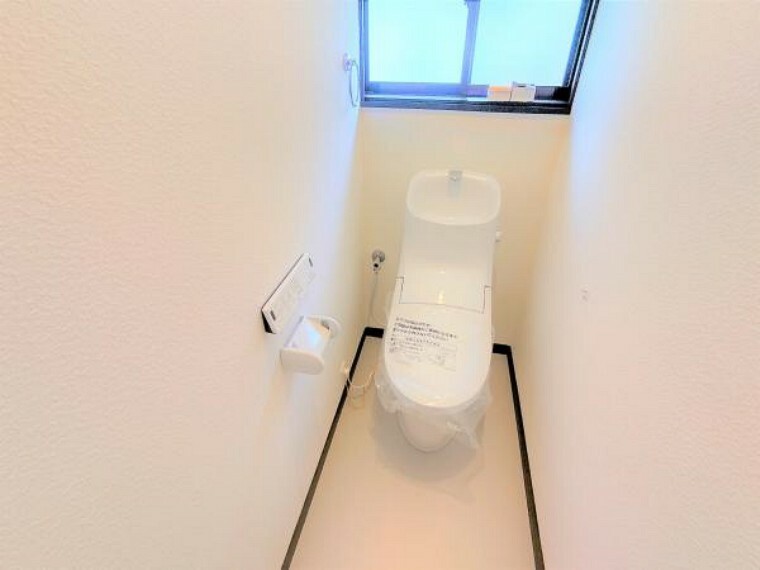トイレ 【リフォーム済】トイレはLIXIL製の温水洗浄機能付きを新設しました。キズや汚れが付きにくい加工が施してあるのでお手入れが簡単です。直接肌に触れるトイレは綺麗なものがいいですよね。