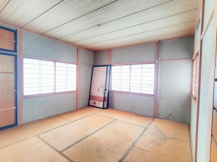 3/6撮影【リフォーム前・北側和室】二階の和室は畳を張替えます。八帖と十分な広さがあり、三面採光で主寝室によさそうですね。