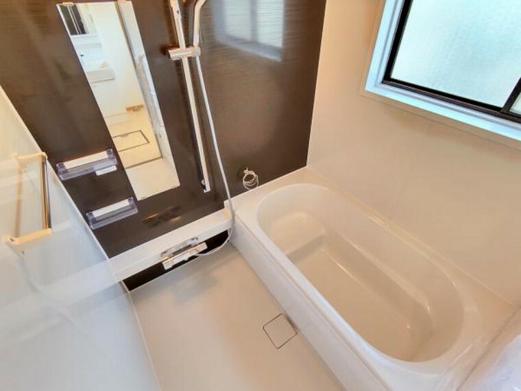 浴室 【リフォーム後写真】浴室はハウステック製の新品のユニットバスに交換しました。足を伸ばせる1坪サイズの広々とした浴槽で、1日の疲れをゆっくり癒すことができますね。