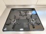 キッチン 【リフォーム後写真】新品交換したキッチンは3口コンロで同時調理が可能。大きなお鍋を置いても困らない広さです。お手入れ簡単なコンロなのでうっかり吹きこぼしてもお掃除ラクラクです。