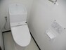 トイレ 【リフォーム中】トイレは、LIXIL製新品一体型トイレに交換します。手洗いもついているので場所も取りません。肌に触れる部分なので、新品だとうれしいですね。*写真とは異なる型式のものが使用される可能性がございます。