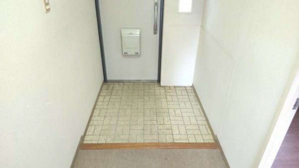 玄関 【リフォーム前の写真です】玄関の写真です。シューズボックスを新設します。床は重ね張りを行い明るい玄関へとリフォームしていきます。