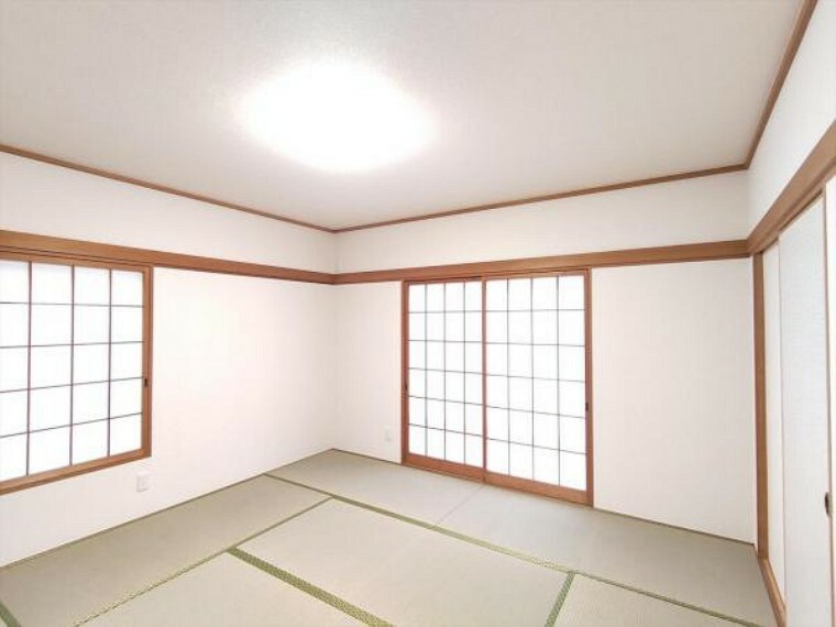 （リフォーム済）1階6畳和室は天井・壁のクロスを貼替し畳を表替え、障子と襖を貼替しました。新しい畳の匂いが気持ちいいですよ。