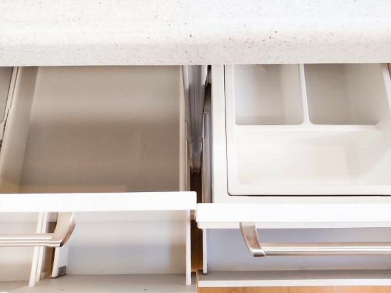 キッチン （リフォーム済）キッチンの収納部は奥の物も見やすく取出しやすいスライド式キャビネットです。そっと閉まる指づめ防止付きで指先を保護してくれます。
