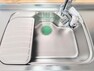 キッチン 【リフォーム後写真】新品交換したキッチンのシンクはサビにくく熱に強いステンレス製です。水はねの音を抑える静音設計で、従来よりもさらに水音が静かになっています。
