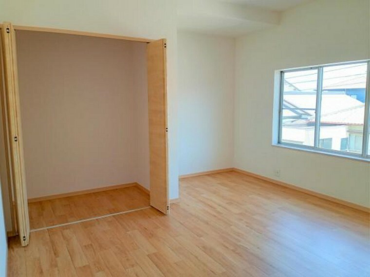（リフォーム済）2階6畳和室は洋室に変更しました。クローゼットを新設したので収納にも困りませんよ。