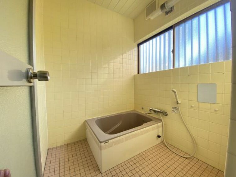 浴室 【リフォーム中/浴室】既存の浴室は解体し、ユニットバスを新設します。窓があるので明るく開放感のあるお風呂をお楽しみいただけます。