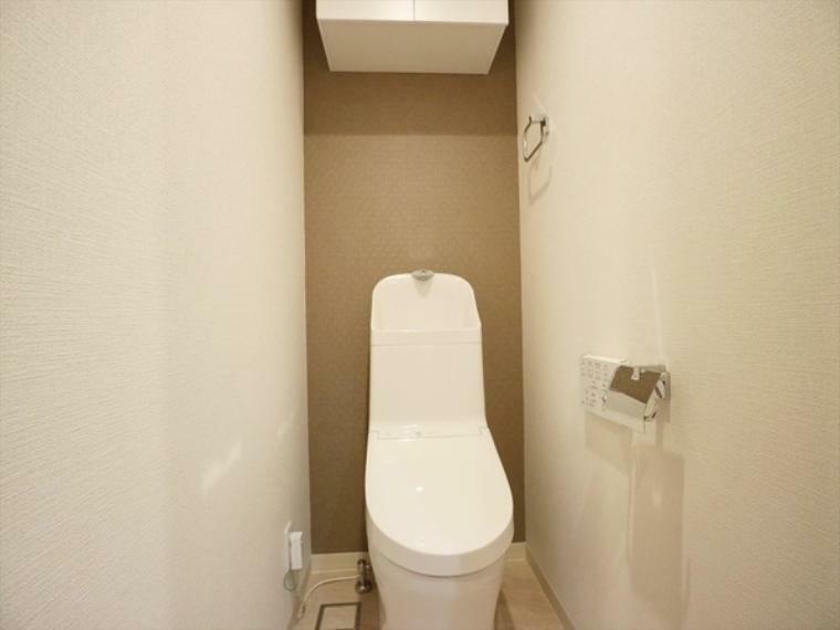 トイレ すっきりとして落ち着くトイレです。トイレットペーパーなどのストックに便利な収納付き。アクセントクロスが目を引きます。