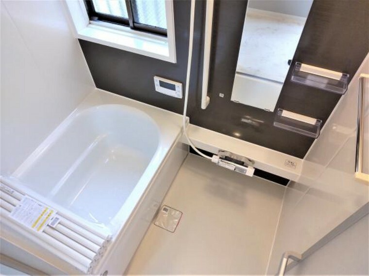浴室 【浴室】リフォーム済み。ユニットバスになります。浴槽と洗い場、共に広くゆったりとした空間になっておりますので毎日のバスタイムを充実させることができますね。