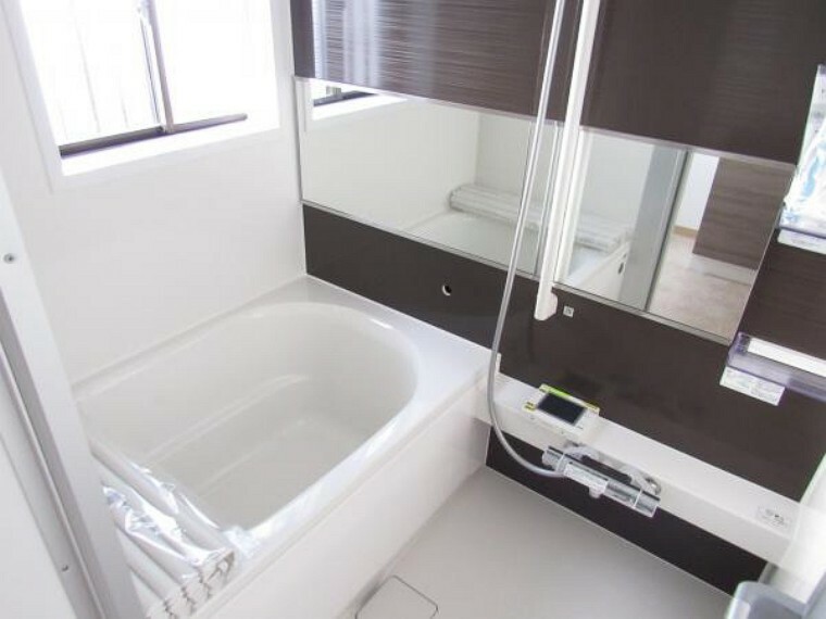 浴室 【リフォーム済】浴室はハウステック製の新品のユニットバスに交換作業中です。浴槽には滑り止めの凹凸があり、床は濡れた状態でも滑りにくい加工がされている安心設計です。