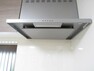 キッチン 【リフォーム済】システムキッチンの換気扇は薄型のシロッコファンを設置しました。シロッコファンはプロペラファンに比べて空気を吸い込む力が強く、構造的に風の影響を受けにくく逆流しにくいという特徴があります。