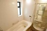 浴室 浴室［2022年2月21日撮影］。窓付きのため換気がしやすいです。便利なオートバスタイプです。