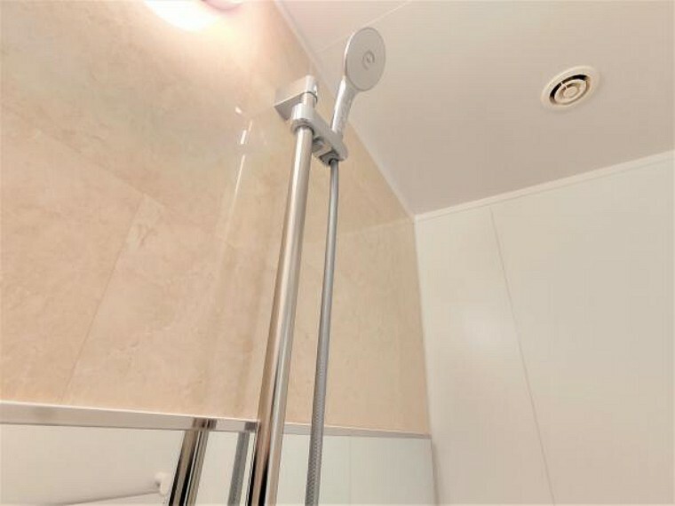 浴室 【リフォーム後】新品のユニットバスには、ご覧の大きさのシャワーヘッドが付いています。心地よいお湯で毎日の疲れを癒してくれそうです。