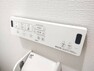 トイレ 【リフォーム後】新品交換したTOTO社製のトイレのウォシュレットリモコンは壁に付いております。洗浄機能や脱臭機能などがあります。