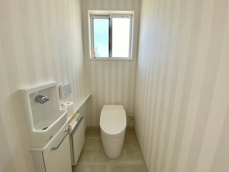 トイレ 一階トイレ。可愛らしい壁紙のトイレです。タンクレスでお掃除らくらくですよ!!