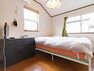 寝室 2面採光の居室は快適な光を取り入れ、心地よい風を取り入れます。