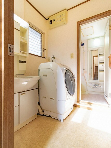 洗面化粧台 小窓が設置され、湿気がこもりやすい室内の換気・採光に配慮されています。