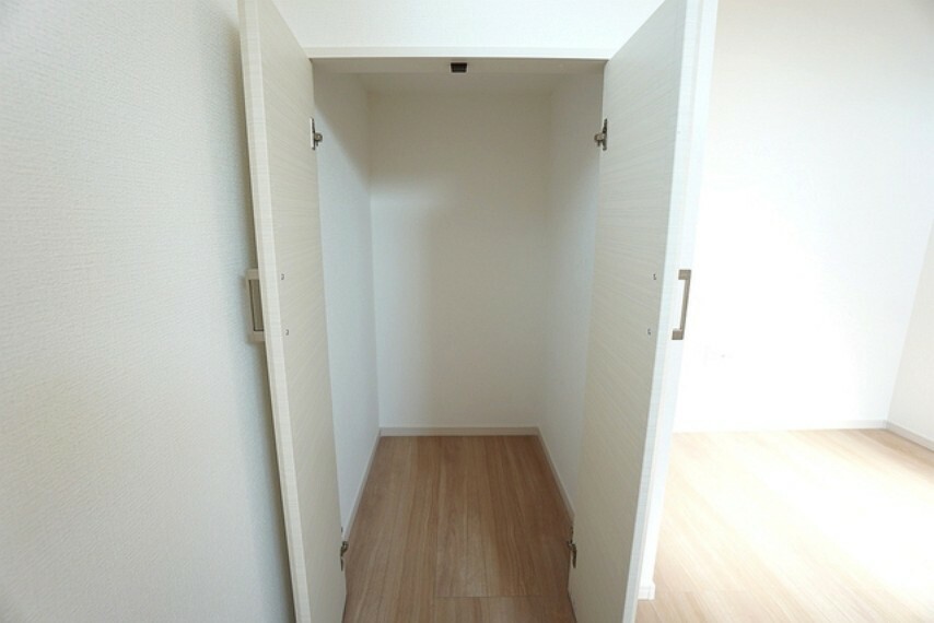 収納 階段下の空間を有効活用した収納スペースです。