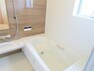 同仕様写真（内観） 浴室　同仕様 一坪サイズの浴室に足の伸ばせる浴槽　 浴室暖房乾燥機付きなので、雨の日のお洗濯に便利ですよ　