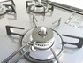 構造・工法・仕様 【コンロ】新品交換をしたキッチンは3口コンロで同時調理が可能。大きなお鍋を置いても困らない広さです。お手入れ簡単なコンロなのでうっかり吹きこぼしてもお掃除ラクラクです。