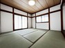 【リフォーム後】和室は畳の表替え、木部塗装を行いました。南向きのお部屋なので日当たりも良好です。優しい畳の香りの和室でリラックスできますね。