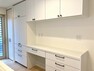 キッチン C区画　キッチン背面には収納棚たくさんついております。（2022年5月撮影）