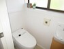 トイレ 【リフォーム済】便器はクリーニングしました。もちろん温水洗浄付きで快適です。床・壁・天井のクロスも張り替えました。衛生的で気持ち良くお使い頂けます。