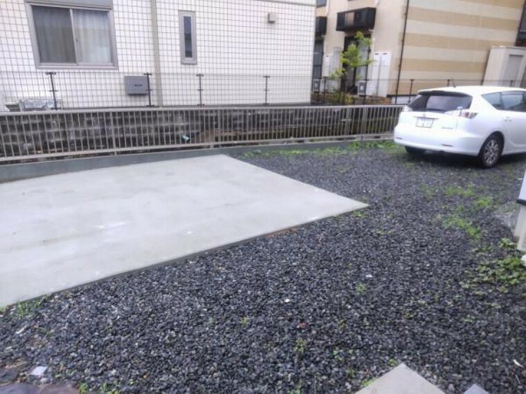 庭 【リフォーム済】駐車場と水路との間には転落防止の為、フェンスを新たに設置しました。