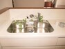 キッチン 【シンク】システムキッチンのシンクはとても広く、大きな鍋も洗いやすく、センターポケット形状で、排水口がスムーズです。