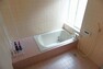 浴室 1日の疲れを癒すくつろぎのバスルーム。窓付きで衛生的。