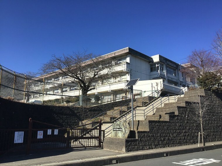 現地から620m（最長）　塙山小学校　創立昭和54年※2022年1月撮影（約620m・徒歩8分）