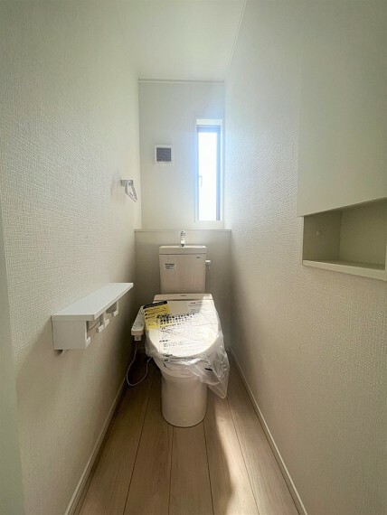 トイレ 1階2階ともに温水暖房洗浄便座を設置しています。